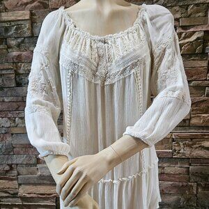 Cream lacy/crochet detailed top/blouse